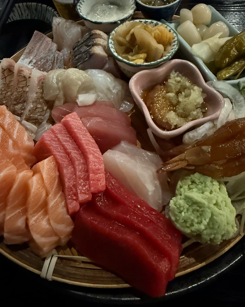 대구광역시 달성군 대담히 다사점 대구 이자카야의 다찌석 조명 아래 놓인 혼술 사시미. 연어와 참치, 고추냉이가 담긴 1인 메뉴의 시각적 구성을 보여줌.