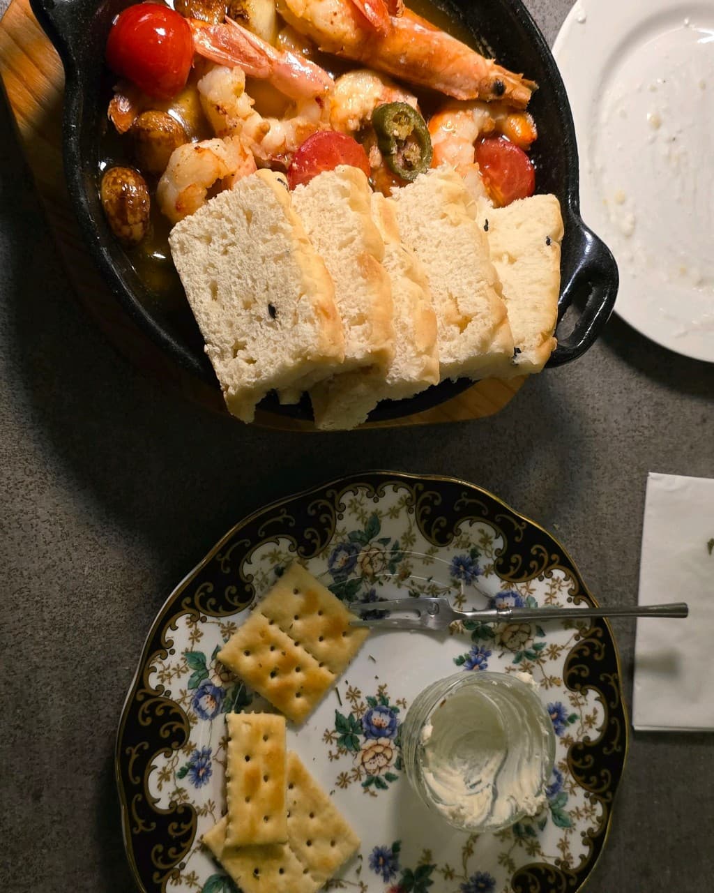 대구광역시 수성구 와인바 러프인 대구 다찌석 1인 혼술. 감바스 알 아히요와 포카치아, 크래커와 크림치즈가 차려진 테이블 위로 조명이 비치는 와인 안주.
