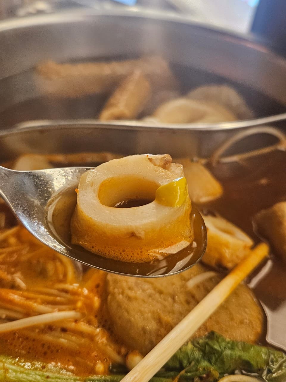 대구광역시 중구 무하노뎅 대구 1인 다찌석 혼술. 숟가락 위 연겨자를 얹은 어묵의 질감과 김이 나는 국물 용기 안의 여러 어묵이 담긴 상황.