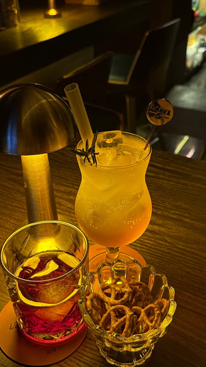 대구광역시 중구 블렌딩바 대구혼술바 교동점 바(Bar) 다찌석. 버섯 모양 조명 아래 탄산이 맺힌 하이볼과 위스키, 프레첼이 차려진 1인 혼술 상황.