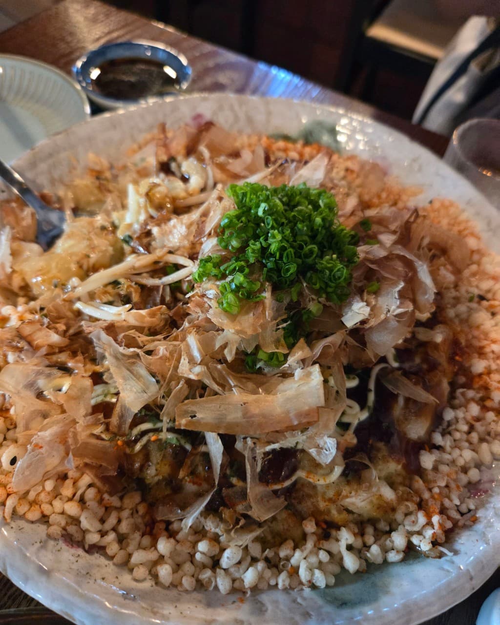 인천광역시 제물포구 오노고로 본점 인천 다찌석 1인 혼술. 조명 아래 가쓰오부시와 쪽파가 올라간 기타 일식 메뉴의 바삭한 질감.