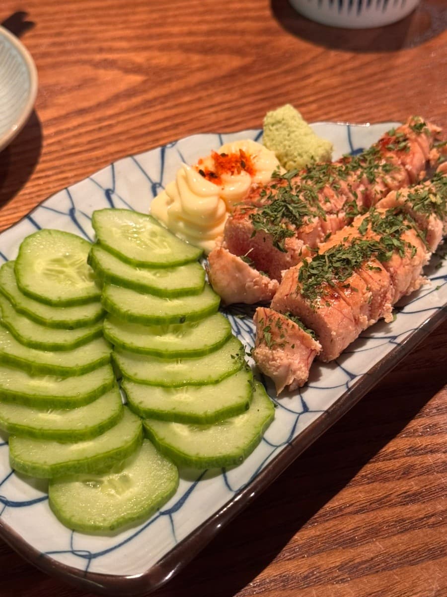 인천광역시 제물포구 오노고로 본점 인천 다찌석 1인 혼술. 나무 테이블 위 노란 조명 아래 놓인 구운 명란과 얇게 썬 오이, 마요네즈가 담긴 기타 안주 요리.
