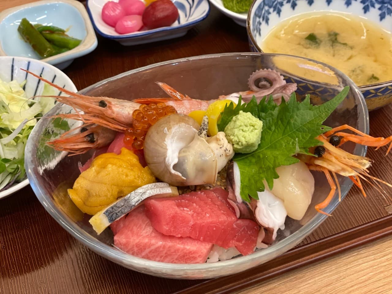 인천광역시 검단구 이자카야 아라동 인천 - 나무 다찌석 위 참치와 성게알, 단새우가 담긴 1인 해산물 덮밥. 조명 아래 놓인 미소국과 반찬이 포함된 혼술 차림.
