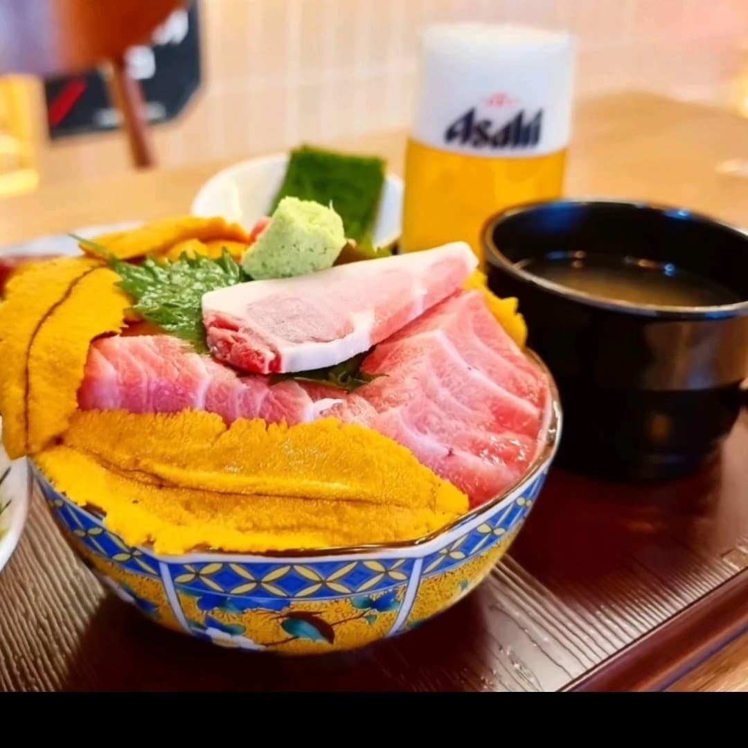 인천광역시 검단구 아라동 인천 이자카야 다찌석 1인 혼술. 선홍빛 참치와 성게알이 담긴 덮밥에 거품 올라온 생맥주를 곁들인 목재 테이블 위 상차림