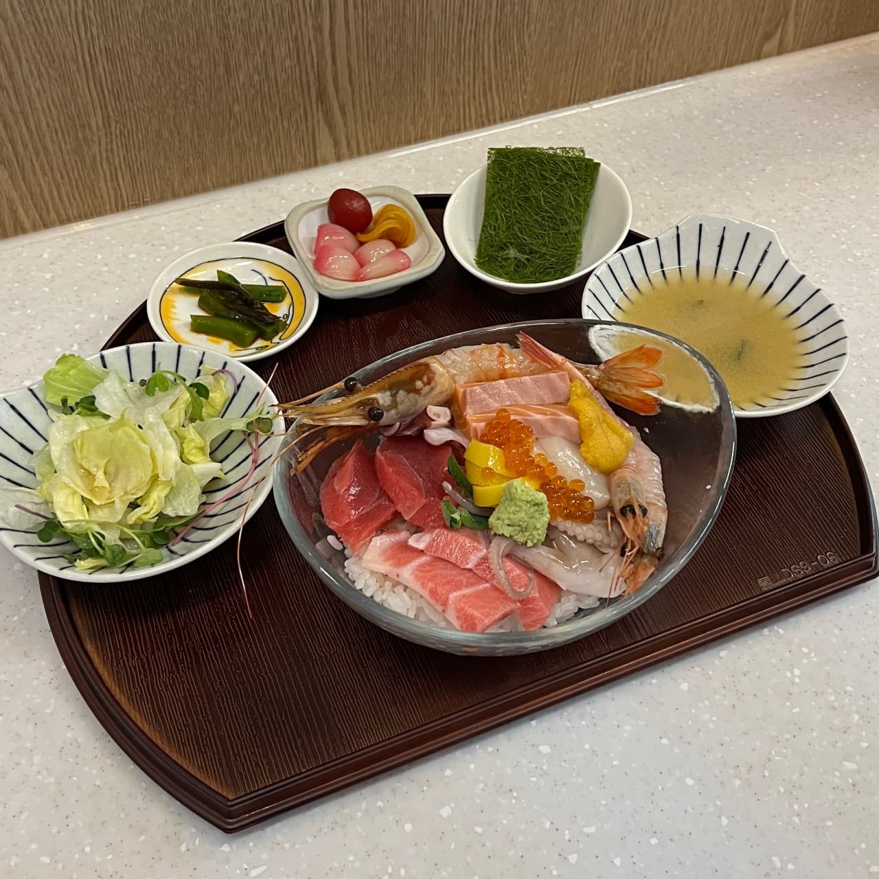 인천광역시 검단구 이자카야 아라동 인천 다찌석에 차려진 1인 카이센동 정식. 참치, 생새우, 성게알의 질감이 살아있는 덮밥과 장국이 포함된 혼술 상차림.