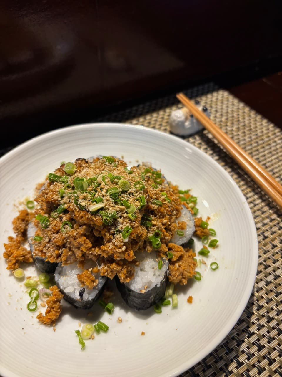 인천광역시 부평구 심야식당 곳간 인천 이자카야 다찌석에서 즐기는 고기 고명 1인 요리. 조명 아래 안주의 질감이 강조된 혼술 테이블 상황.