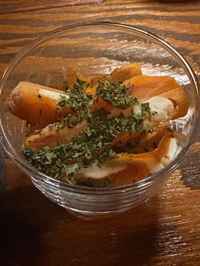 충청북도 청주시 제주아홉 혼술바 청주 지웰시티점 바(Bar)의 나무 다찌석 위 1인 안주. 조명 아래 유리그릇에 담긴 파슬리 가루를 올린 곶감 치즈 안주의 질감과 혼술 상황.