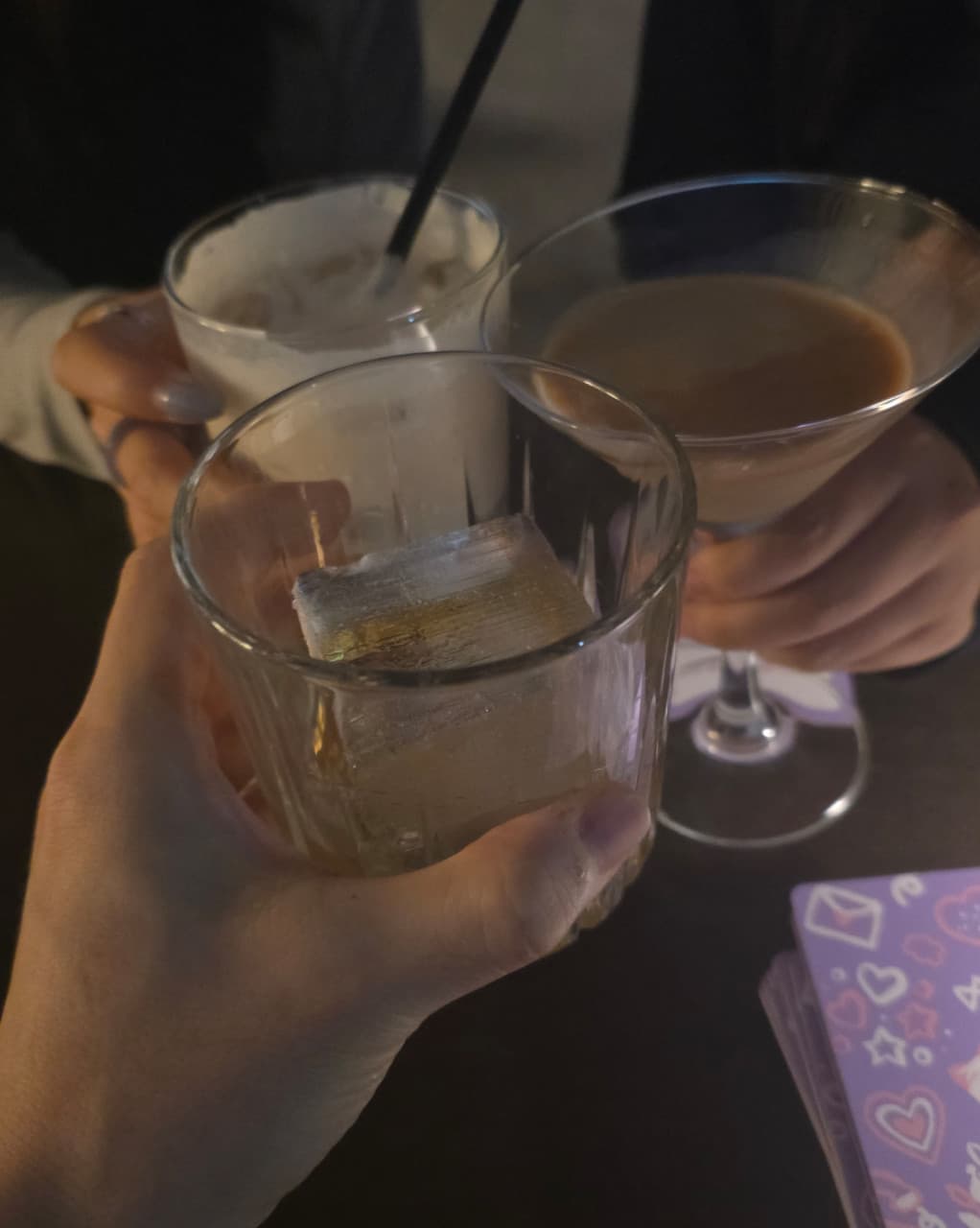 충청북도 청주시 잔향 혼술바 다찌석에서 사각 얼음이 든 위스키와 칵테일을 마시는 상황. 어두운 조명 아래 유리잔의 질감이 드러나는 1인 바에서 혼술 분위기를 즐기는 모습.