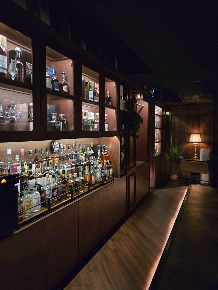 충청북도 청주시 오일리 바(Bar) 위스키 진열장과 조명 비치는 다찌석. 1인 혼술 상황을 보여주는 내부 구성.